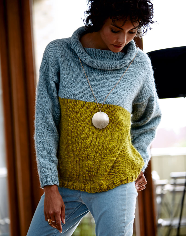 Как связать свитер спицами: описание схем для начинающих и фото самых  красивых свитеров