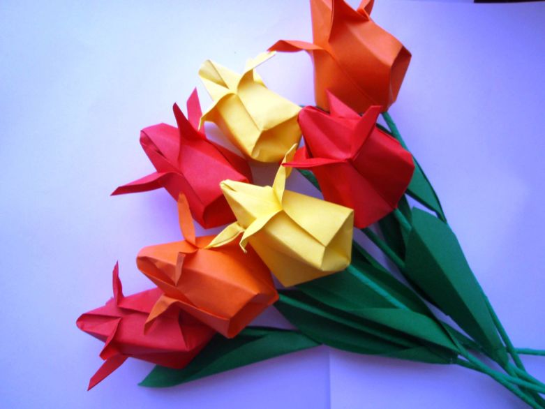 Плоский тюльпан оригами из бумаги