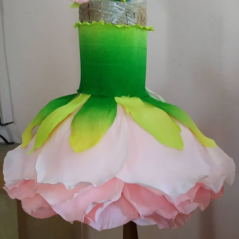 Платье из гофрированной бумаги для девочки