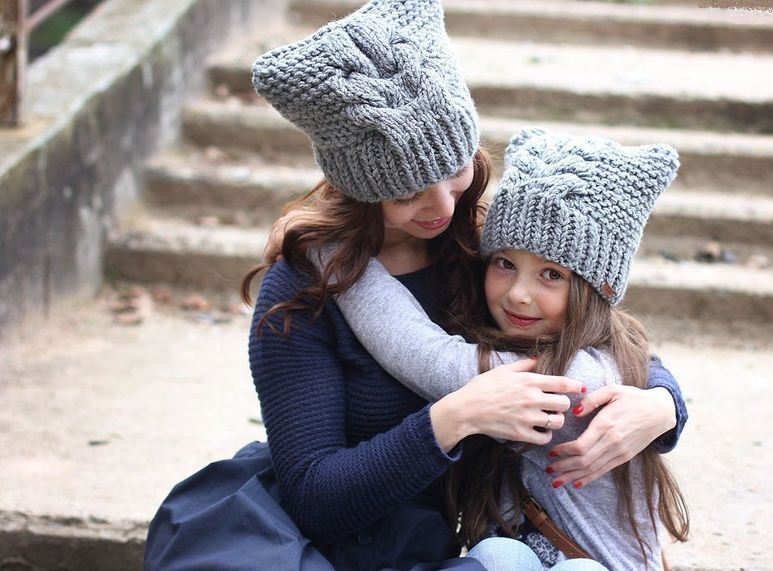 Маме и дочке одинаковые шапочки